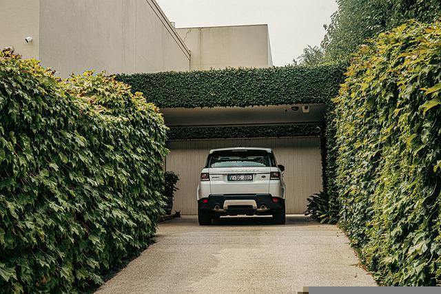 auto před garáží